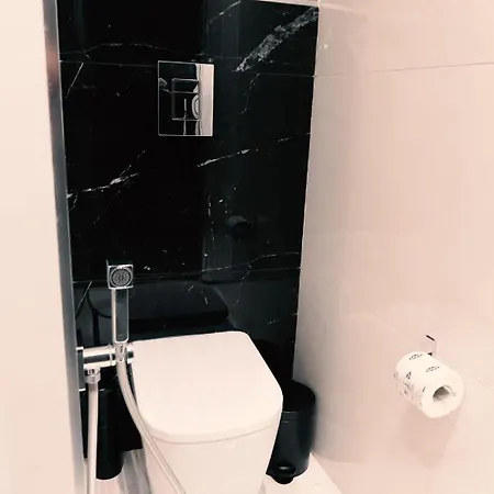 B&b-holiday Dama Couette-café 4*